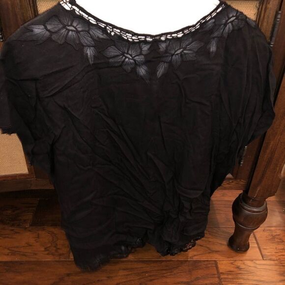 Black and white floral crochet button down blouse - Picture 2 of 3